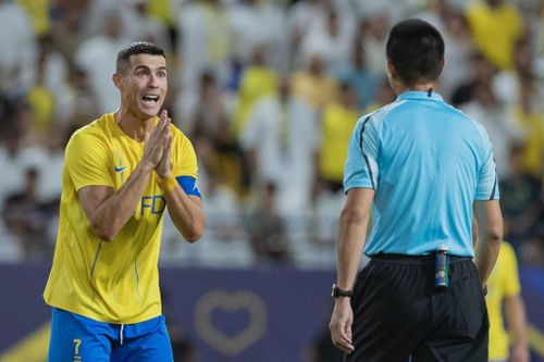 CLIP: Ronaldo hét vào mặt trọng tài Trung Quốc vì 2 lần bị từ chối phạt đền