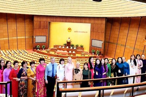 Đoàn đại biểu phụ nữ Việt Nam tại châu Âu tham quan Nhà Quốc hội Việt Nam