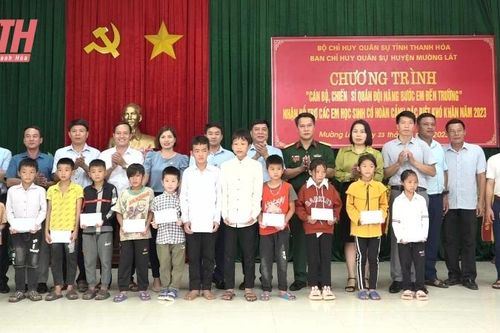 24 học sinh huyện Mường Lát nhận hỗ trợ theo dự án 'Cán bộ, chiến sĩ Quân đội nâng bước em tới trường'