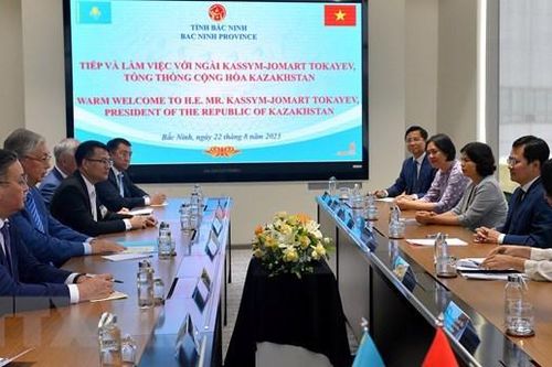Tổng thống Cộng hòa Kazakhstan Kassym-Jomart Tokayev thăm một số doanh nghiệp tại Bắc Ninh