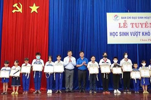 Ban Thường vụ Huyện đoàn Châu Phú tuyên dương 130 học sinh vượt khó học giỏi