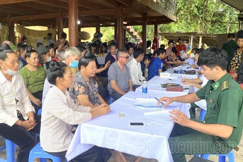 Khám bệnh, cấp thuốc miễn phí cho hơn 200 người dân biên giới