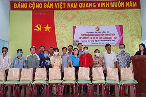Tặng quà cho người dân và học sinh có hoàn cảnh khó khăn