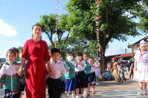 Học sinh lớp 1 nô nức tựu trường