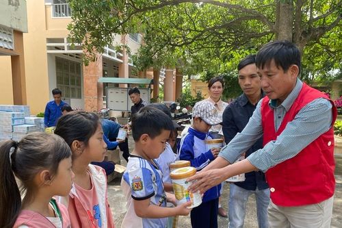 Tặng sữa dinh dưỡng và đồ dùng học tập cho học sinh huyện Kông Chro, Chư Sê