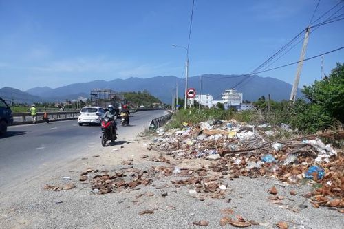 Vứt rác bừa bãi bên đường
