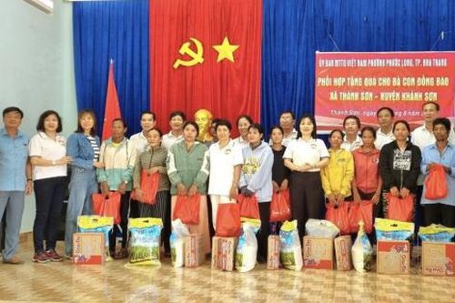 Mặt trận phường Phước Long: Thăm, tặng quà cho bà con người dân tộc thiểu số xã Thành Sơn