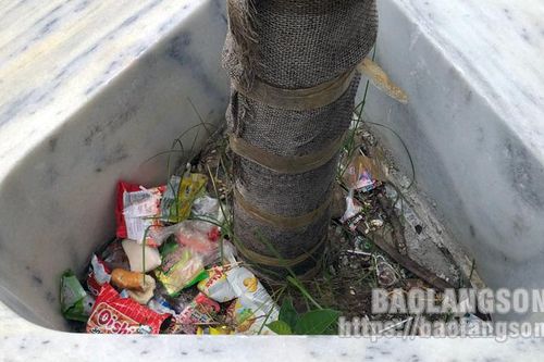Rác thải vứt bừa bãi ở công viên hồ Phai Loạn
