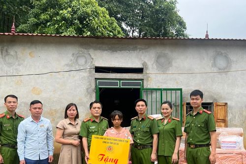 Tặng quà cho học sinh mồ côi trước thềm năm học mới 2023 - 2024