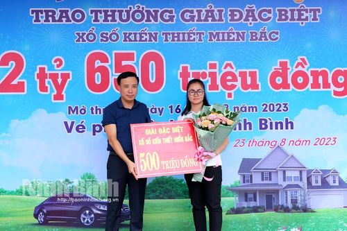 Trao thưởng giải đặc biệt xổ số kiến thiết miền Bắc trị giá 500 triệu đồng