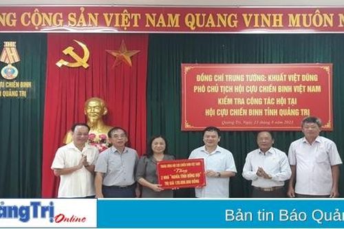 Phó Chủ tịch Hội Cựu chiến binh Việt Nam, Trung tướng Khuất Việt Dũng làm việc với Hội Cựu chiến binh tỉnh Quảng Trị