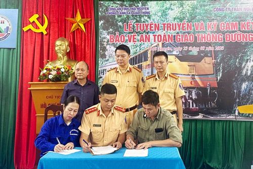 Tuyên truyền, ký cam kết bảo vệ an toàn giao thông đường sắt
