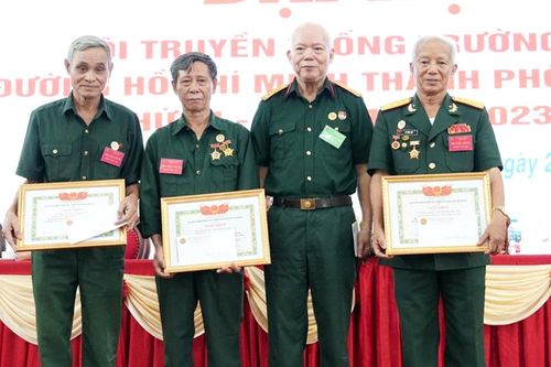 Tích cực hưởng ứng, tham gia các phong trào thi đua