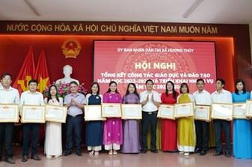 Giáo dục Hương Thủy: 3 tập thể, 9 cá nhân nhận Bằng khen của Chủ tịch tỉnh
