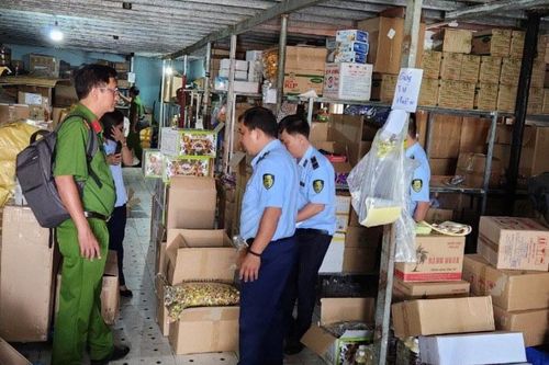 Bình Dương: Phát hiện trên 6 tấn thực phẩm nhập lậu, không rõ nguồn gốc xuất xứ