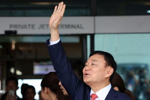 Ông Thaksin Shinawatra nhập viện trong đêm