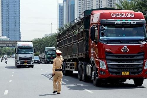 Test ma túy, thổi nồng độ cồn tài xế container trước khi vào cao tốc