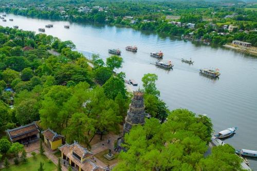 Hàng nghìn du khách về Huế dự lễ hội Điện Huệ Nam