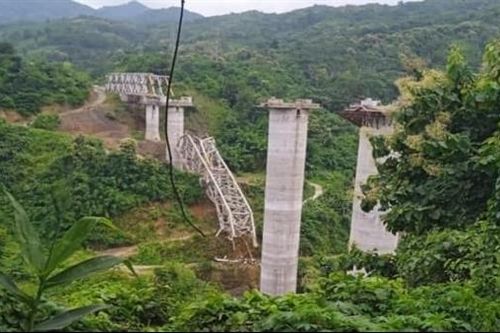 Sập cầu đang thi công tại Ấn Độ, ít nhất 17 người chết