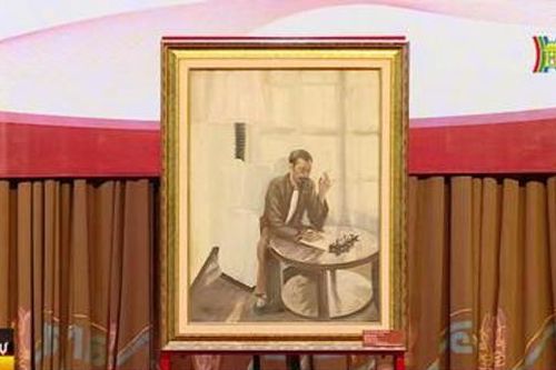 Trao tặng tranh về Chủ tịch Hồ Chí Minh