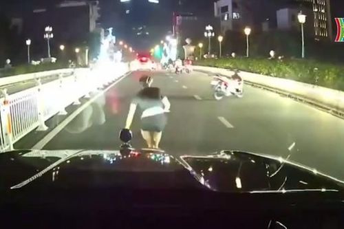 Tai nạn vì vừa điều khiển xe máy vừa nghe điện thoại