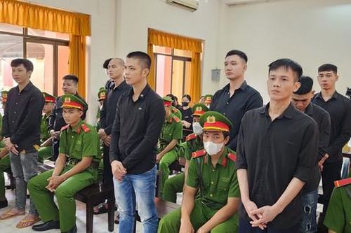 Nhóm bảo vệ quán bar lãnh 131 năm tù vì đâm chết khách nhậu