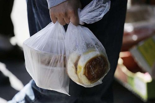Túi nilon đựng đồ ăn nóng độc hại thế nào?