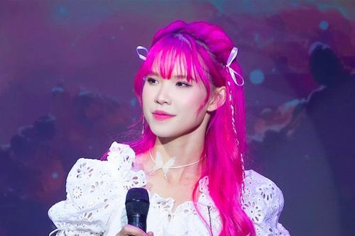 Bất ngờ đi hát trở lại, Khởi My nói: 'Đừng đồn em bùng nổ, cứ xem như em hết tiền nạp game'