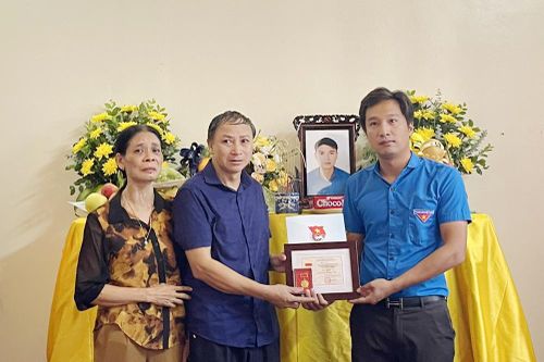 Cán bộ xã quên thân cứu người được trao huy hiệu 'Tuổi trẻ dũng cảm'