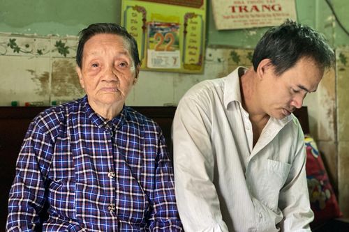 Mẹ già 85 tuổi nuôi con tâm thần: Bán vé số kiếm 50.000 đồng, nhịn đói để con ăn no