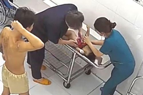Bé trai 2 tuổi tử vong khi uống sữa: Có dấu hiệu bị bạo hành