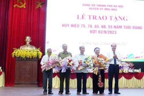 Huyện ủy Ứng Hòa trao 192 Huy hiệu Đảng đợt 2-9-2023
