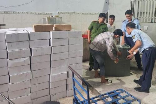 Trước thềm Tết Trung thu, tiểu thương công khai bán hơn 6 tấn thực phẩm ăn liền không rõ nguồn gốc để thu lợi bất chính