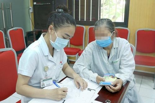 Cách giảm gánh nặng cho người chăm sóc bệnh nhân sa sút trí tuệ