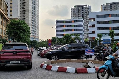 Hà Nội: Bất chấp biển cấm, ô tô ngang nhiên đỗ tràn lan dưới lòng đường