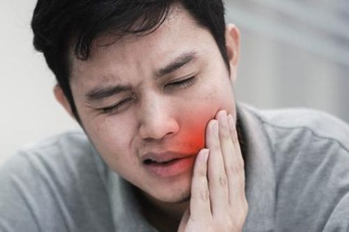 Sau 2 tuần đau răng phát hiện viêm tấy sàn miệng lan tỏa, nguyên nhân do đâu?