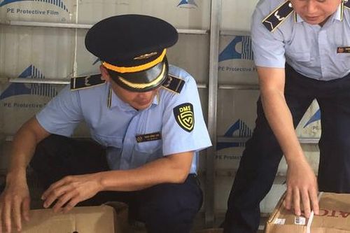 Thu mua 1 tấn chân giò lợn trôi nổi chuẩn bị đi bán kiếm lời thì bị phát hiện