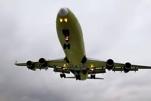 Vận tải cơ Il-96-400T đặc biệt của Nga cất cánh