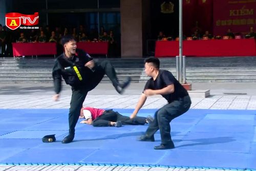 Tình huống: 'Bị tấn công, Cảnh sát cơ động nhanh chóng trấn áp hai đối tượng nghi vấn'