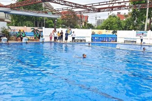 Nam sinh tử vong trong bể bơi của trường cấp 3