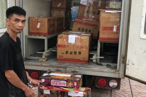 Khởi tố đối tượng vận chuyển nửa tấn pháo nổ đi giao cho khách