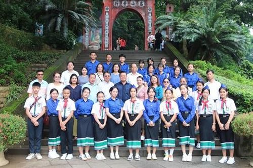 Giáo viên và học sinh tiêu biểu Trường song ngữ Lào - Việt Nam Nguyễn Du dâng hương tại Đền Hùng