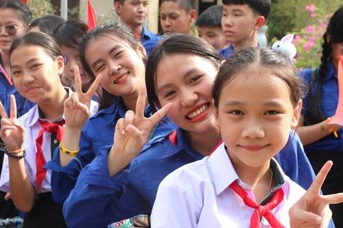 Đoàn đại biểu Trường song ngữ Lào - Việt Nam Nguyễn Du thăm Trường Hữu Nghị 80
