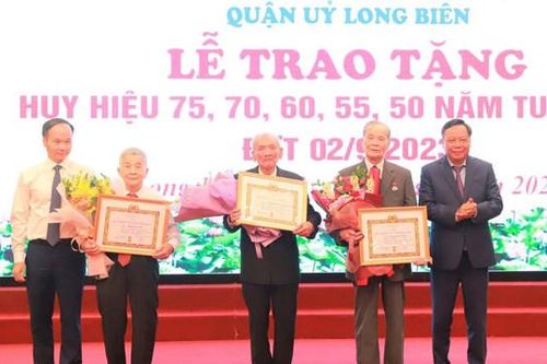 Lãnh đạo Thành phố trao Huy hiệu Đảng tại Đảng bộ quận Long Biên