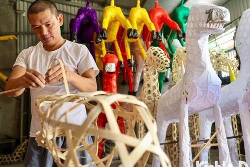Tháng cô hồn ở ngôi làng sản xuất đồ 'cõi âm' lớn nhất Hà Nội