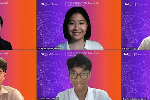 Nữ sinh Việt Nam vô địch Cuộc thi Thử thách thương mại quốc tế với sáng kiến giấy gói phân hủy sinh học