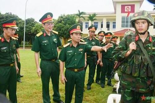 Trung tướng Nguyễn Doãn Anh kiểm tra sẵn sàng chiến đấu tại Tuyên Quang