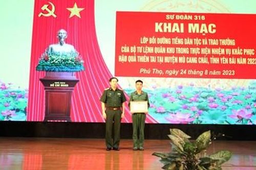 Khen thưởng Binh nhất Hà Xuân Mạnh nhặt được của rơi trả người đánh mất