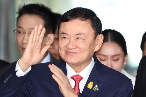 Cựu Thủ tướng Thaksin nhập viện trong ngày đầu tiên về nước
