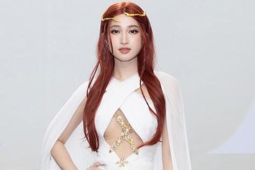 'Mỹ nhân vạn người mê' Phương Nhi 'chặt chém' thảm đỏ, nhan sắc thăng hạng khi đổi style gợi cảm